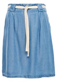 Jupe en denim bleu clair avec des plis, des passants pour ceinture, et une ceinture nouée en tissu crème à la taille, longueur au-dessus du genou.
