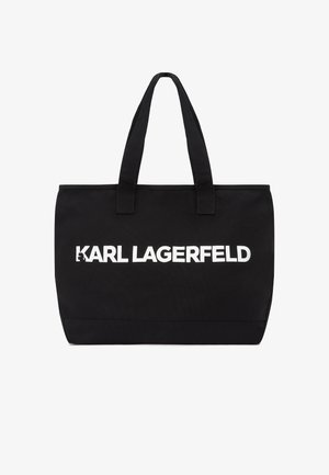 Fekete táska két fogantyúval, elején középen vastag, fehér "KARL LAGERFELD" felirattal.