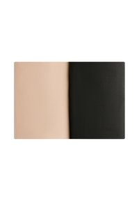 Două bucăți de material alăturate, una bej și cealaltă neagră, ambele cu o textură netedă pe un fundal alb.