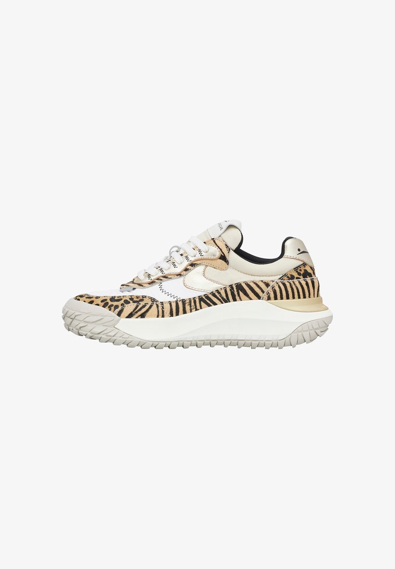 Sneaker con un design a stampa animalier beige e nero, caratterizzati da una suola bianca e una trama in gomma testurizzata. Inclusi lacci e elementi di supporto.