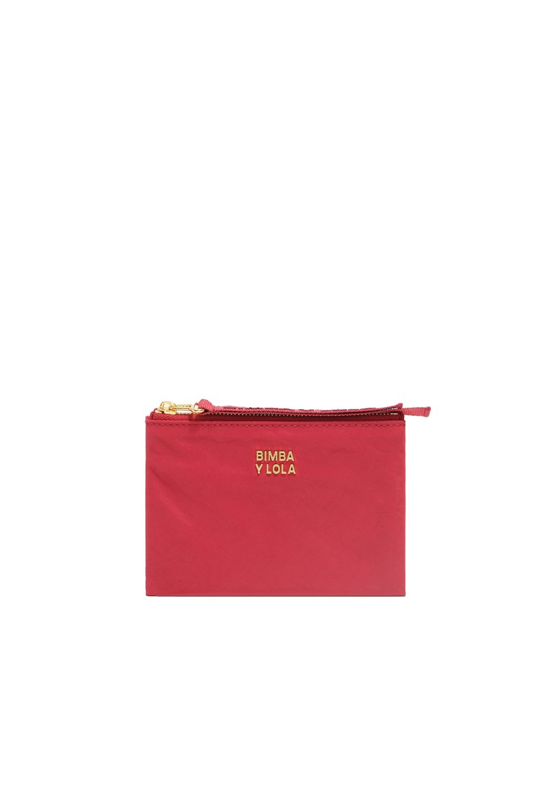 Bolsita de nailon roja con la marca dorada "BIMBA Y LOLA", cierre de cremallera, forma rectangular, textura suave, diseño minimalista.