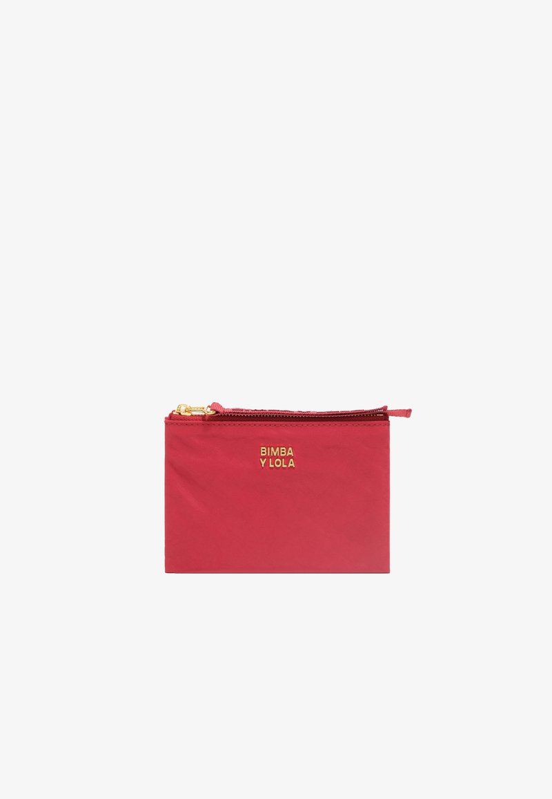 Bolsita de nailon roja con la marca dorada "BIMBA Y LOLA", cierre de cremallera, forma rectangular, textura suave, diseño minimalista.