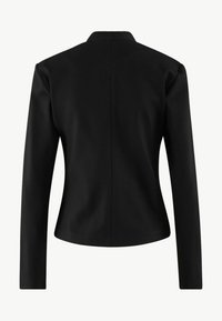 Černý blazer s dlouhými rukávy, strukturovanými rameny a přiléhavým střihem. Hladká textura a minimalistický design bez viditelných zapínání.