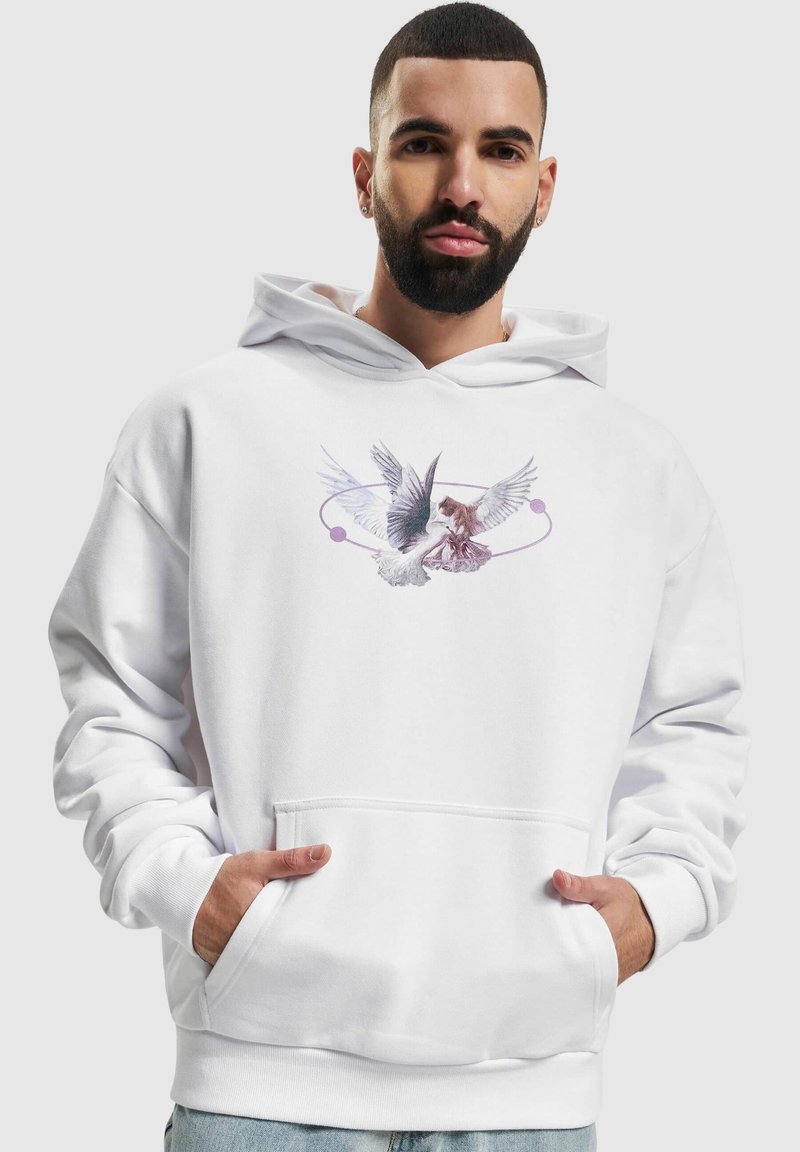 Witte hoodie met een geprinte grafiek van twee handen en vleugels in lichte kleuren, voorzien van een buidelzak aan de voorkant en ribgebreide manchetten voor extra textuur.
