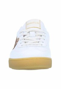Witte sneaker met een textuurstof bovenwerk en een gumrubberen zool. Bevat veters, een merklabel op de tong en een decoratieve bruine accenten.