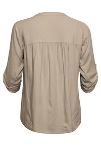Beżowa, lekka bluzka z długim rękawem, okrągłym dekoltem, plisowanym tyłem i podwiniętymi mankietami zapinanymi na guziki. Gładka faktura.