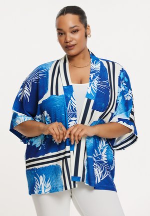 Blå og hvid kimono-lignende cover-up med tropiske blomstermønstre, kontrasterende striber og en afslappet pasform med brede ærmer.