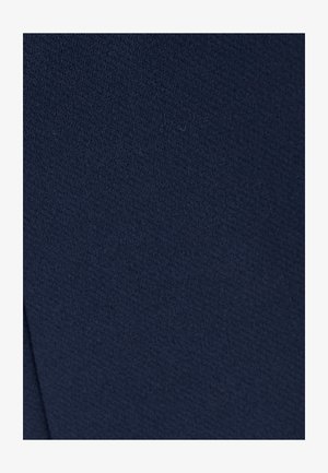 Tessuto blu navy con una superficie morbida e strutturata, che presenta un colore uniforme e una leggera lucentezza. Il design appare liscio e privo di motivi.