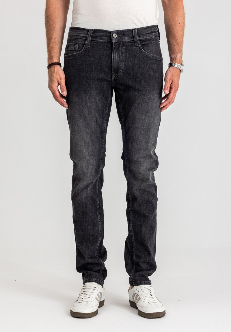 Ciemnoszare dżinsy o slim fit, pięć kieszeni i delikatne przetarcia. Posiadają klasyczne zapięcie na guzik oraz wyszywane detale wzdłuż szwów.