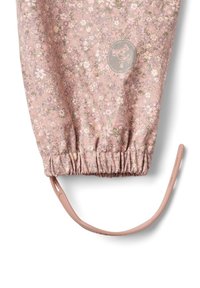 Pink blomstret stof med elastisk manchet og justerbar rem, sandsynligvis en del af en regnjakkeærme.