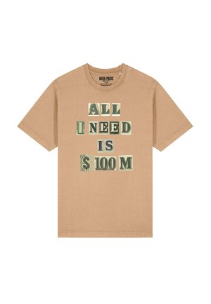 T-shirt in cotone beige con testo audace stampato in vari colori, che dice "TUTTO CIÒ DI CUI HO BISOGNO È $100 M." Maniche corte e vestibilità rilassata.
