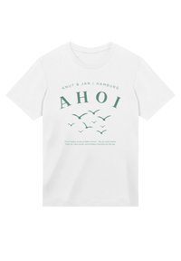 Weißes Baumwoll-T-Shirt mit grüner Schrift und Vogelgrafiken. Der Text beinhaltet "AHOI" und "Knut & Jan | Hamburg" sowie zusätzlichen beschreibenden Text darunter.