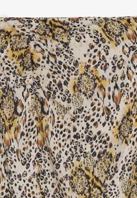 Tejido ligero con un fondo beige, que presenta un estampado de leopardo en negro, amarillo y púrpura, con diversas manchas y patrones texturizados.