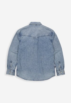 Lichtblauw denim shirt met lange mouwen, scherpe kraag, knoopmanchetten en zijsplitsingen. Heeft een achterkant met inzetstuk en een subtiele textuur.