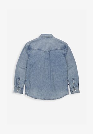 Lichtblauw denim shirt met lange mouwen, scherpe kraag, knoopmanchetten en zijsplitsingen. Heeft een achterkant met inzetstuk en een subtiele textuur.