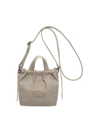 Beige Wildleder-Umhängetasche mit kurzen Griffen, verstellbarem langen Riemen, Zugbandverschluss und rechteckigem Logopatch auf der Vorderseite.