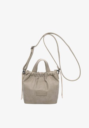 Beige Wildleder-Umhängetasche mit kurzen Griffen, verstellbarem langen Riemen, Zugbandverschluss und rechteckigem Logopatch auf der Vorderseite.