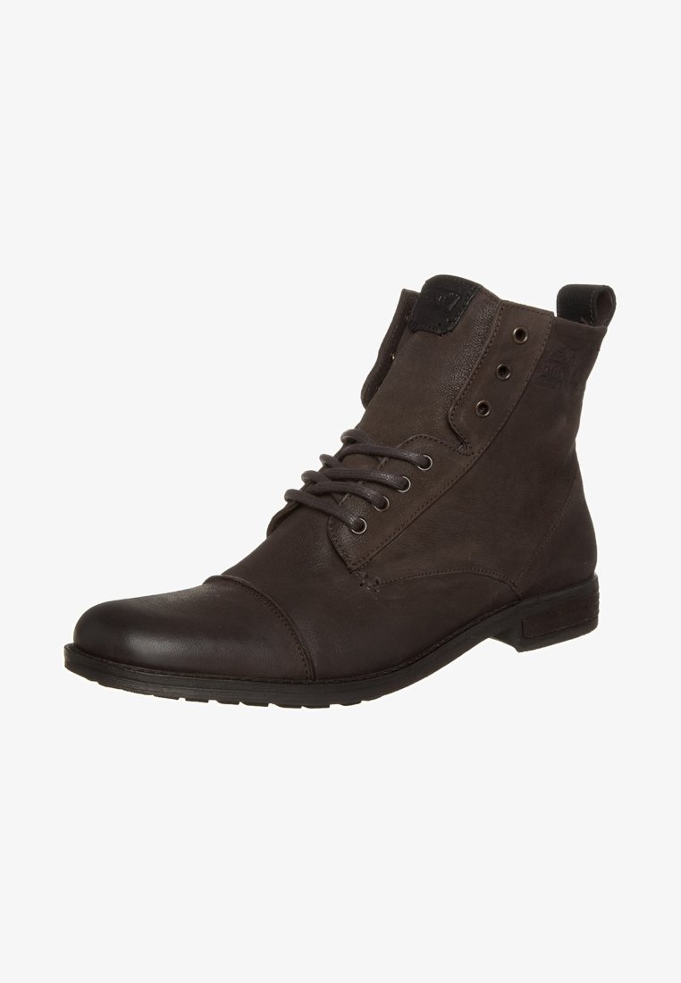 Bottine en cuir marron foncé avec lacets, bout arrondi et une languette d'extraction à l'arrière, vue légèrement de côté.