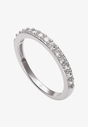 Bague en argent avec une rangée de pierres rondes claires serties en griffes, créant une surface lisse et polie.