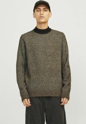 Pull en tricot marron à motifs, avec un col côtelé noir haut et des manches longues, offrant une coupe décontractée et des poignets côtelés.