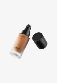 Flaske med KIKO Milano Unlimited 24H Matte Foundation med svart pumpeventil og avtakbar svart hette på hvit bakgrunn.