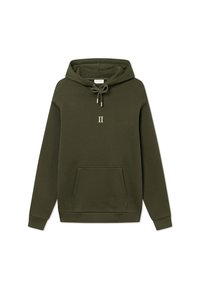 Olivengrøn hoodie med snoretræk i hætten, kengurulomme, ribbede manchetter og et lille "II" logo på brystet. Blødt, glat stof.