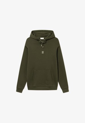 Olive zielona bluza z kapturem na sznurki, kieszenią kangurzą, ściągaczami na rękawach oraz małym logo "II" na piersi. Miękka, gładka tkanina.