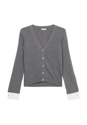 Cardigan grigio a coste con scollo a V, dotato di chiusura a bottoni e polsini bianchi. Il tessuto ha una consistenza morbida.