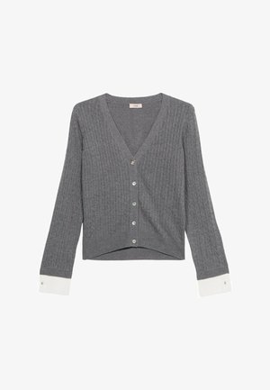 Cardigan gris con canalé y cuello en V, que presenta un cierre de botones y puños con acentos blancos. La tela tiene una textura suave.