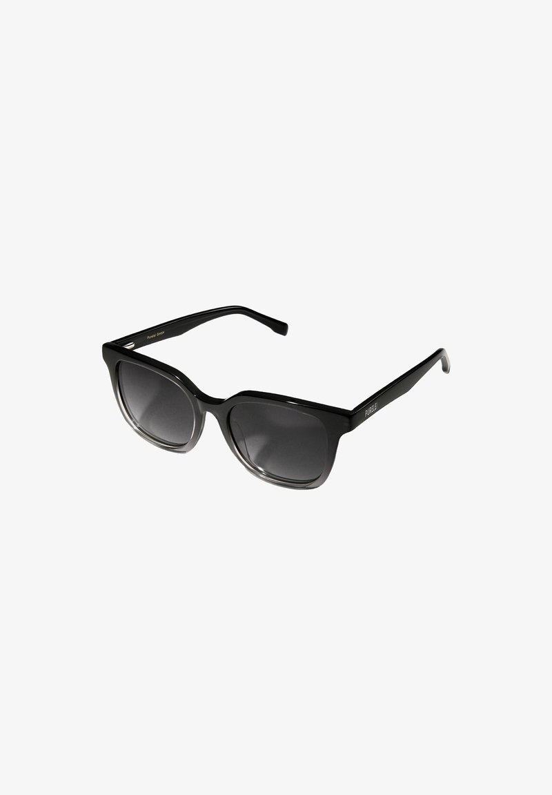 Schwarze Sonnenbrille mit einem breiten, winkligen Rahmen, dunklen Gläsern und glänzender Oberfläche. Verfügt über glatte Akzente an den Bügeln.