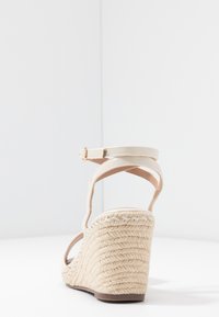 Anna Field Sandálias de cunha - offwhite