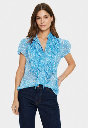 Blusa blu a maniche corte con dettaglio arricciato sul davanti, motivo paisley e chiusura a cravatta in vita, realizzata in un tessuto trasparente.