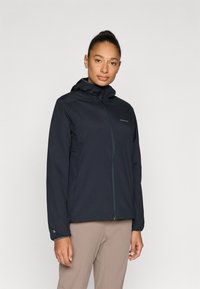 Casaco impermeável azul-marinho com capuz, fecho de correr frontal e punhos elásticos. Apresenta um logótipo discreto no peito e um design leve.