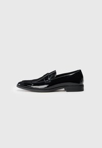 Schwarzer Lacklederloafer mit einem eleganten Design, runder Zehenform und einer genähten Verzierung über dem Obermaterial. Niedriger Absatz und glatte Textur.