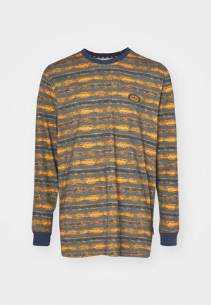 Langärmliges Shirt mit horizontalen orangefarbenen und grauen Streifen, aus Baumwollmaterial, mit rundem Kragen und blauen Rippbündchen. Mit einem Logo-Patch.