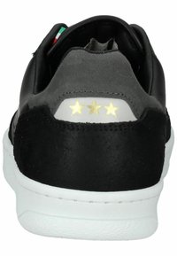 Sneaker nero e grigio con tomaia in suede e pelle. Presenta una suola bianca e tre stelle dorate sul retro. Accento della bandiera italiana visibile.