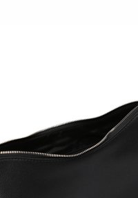 Bolsa de cuero negro con textura suave y forma redondeada. Cuenta con una cremallera plateada en la parte superior que revela un forro interior negro.