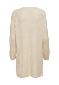 Beige ribbet genser med avslappet passform, mellomlange ermer og enkel rund hals, som viser et mykt, strukturert stoff.