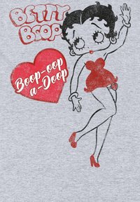 Szara koszulka z vintage'owym grafikiem Betty Boop w czerwonej sukience i czerwonych szpilkach, z napisem "BETTY BOOP" i "Boop-oop a-Doop" w postarzanej czcionce.