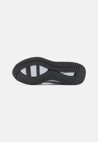 Semelle de chaussure en caoutchouc noir avec grip texturé, panneaux insérés blancs, et nom de la marque "BOSS" embossé près du talon.