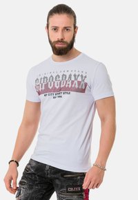 Weißes Baumwoll-T-Shirt mit einem grafischen Design in Schwarz und Rot, das den Text "NY CITY STREET STYLE" zeigt. Kurze Ärmel und runder Ausschnitt.