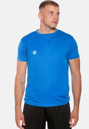 Blaues Sportshirt mit kurzen Ärmeln, aus einem glatten, leichten Material; mit einem kleinen weißen Logo auf der linken Brust.