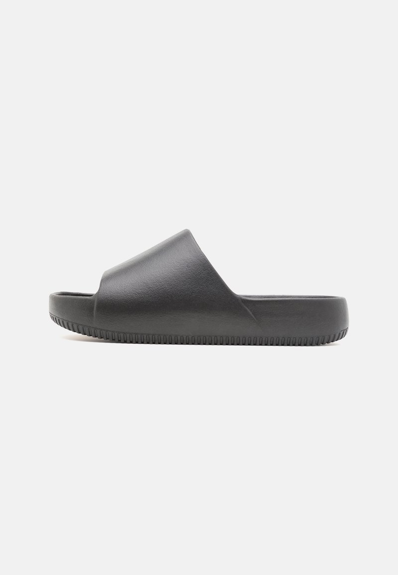 Svarte sandaler i glatte materialer med buet overdel. Gummisåle med horisontale spor for bedre grep. Minimalistisk design.