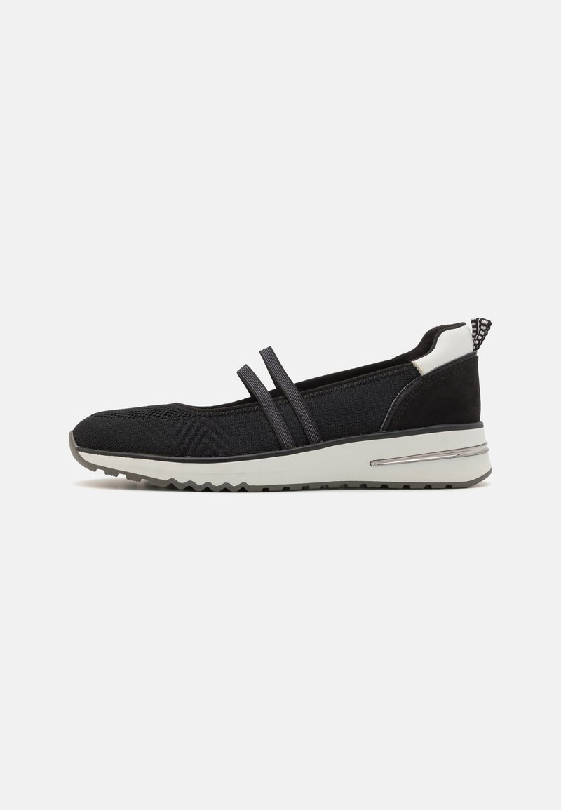 Lett svart sneaker med overdel i strikket stoff, to elastiske stropper, en strukturert såle og en kontrastfarget hvit hælflik.