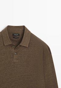 Hnědá lněná polokošile s dlouhým rukávem, límcem a dvouknoflíkovou légou, štítek s označením značky Massimo Dutti a 100% lněného materiálu.