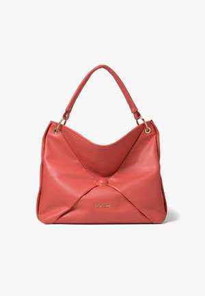 Koraalroze leren handtas met geweven textuurdetail, enkele gewatteerde schouderband, gouden ringen en Braccialini-logo in het midden aan de voorkant.