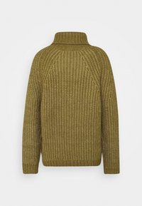 Olivgrön stickad tröja med hög krage, ribbad textur och långa ärmar. Har en avslappnad passform och ett klassiskt vävmönster.