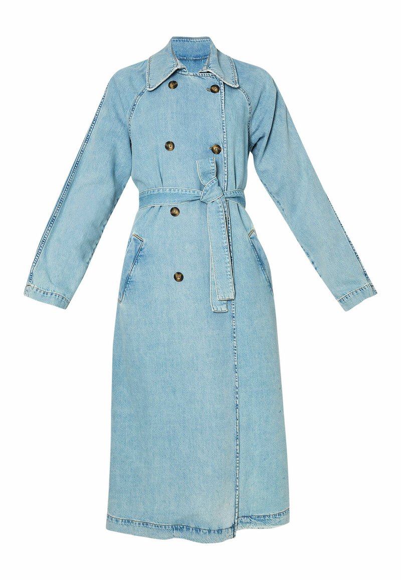 Cappotto trench in denim blu chiaro con maniche lunghe, chiusura doppio petto, cintura e due tasche frontali. Dettagli in cuciture a contrasto.