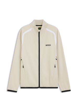 Beige lichtgewicht jas met een hoge kraag, zwarte rits, zijzakken en witte accenten. Voorzien van het "BOSS"-logo op de borst.