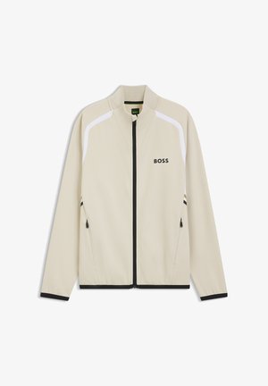Beżowa lekka kurtka z wysokim kołnierzem, czarnym zamkiem błyskawicznym, bocznymi kieszeniami i białymi akcentami. Na piersi znajduje się logo "BOSS".